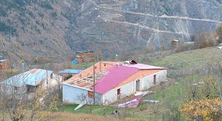 Gümüşhane’de etkili fırtınada 16 evin çatısı uçtu