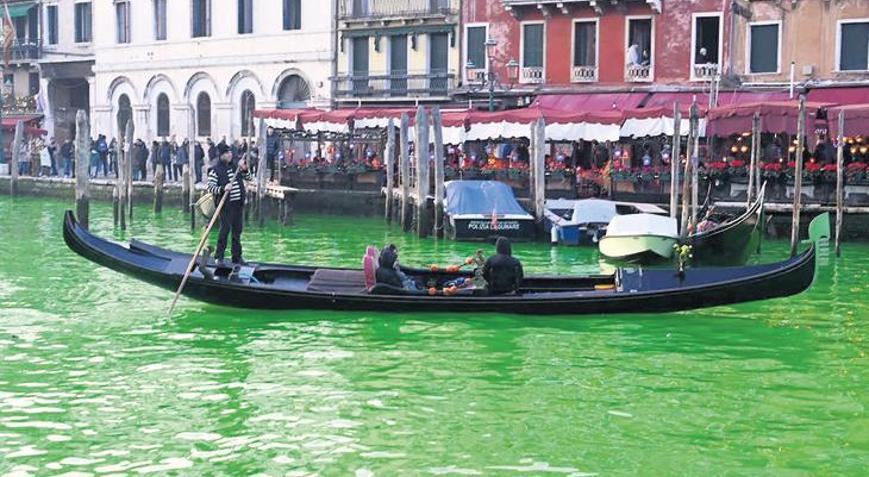 Çevreciler Venedik’in sularını yeşile boyadı Bu işin oluru var mı