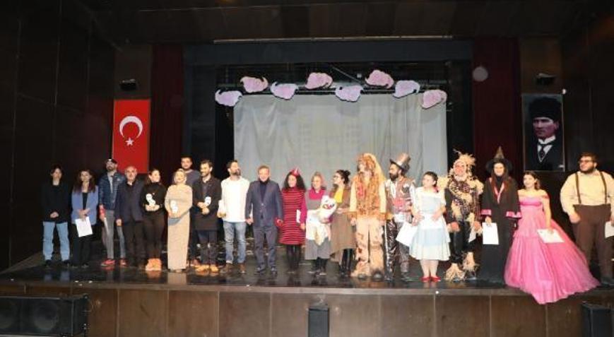 Kars’ta 12 yıl önce kapatılan tiyatro topluluğu yeniden sahne aldı