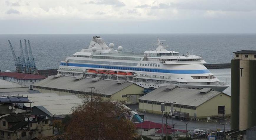Kruvaziyer gemisi Trabzon Limanına demirledi