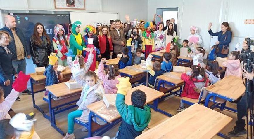 Depremzede çocuklara öğrencilerin yaptığı eşofmanlar hediye edildi