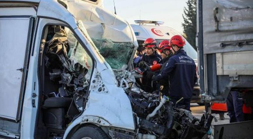 Antalyada feci kaza: TIRa çarpan minibüsün sürücüsü öldü