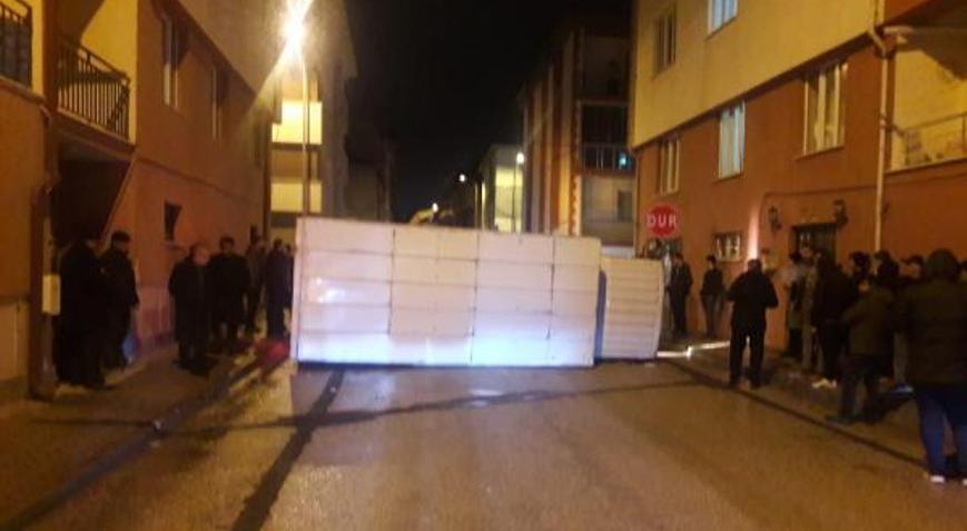 Minibüsle çarpışan kamyonet devrildi; 1 yaralı