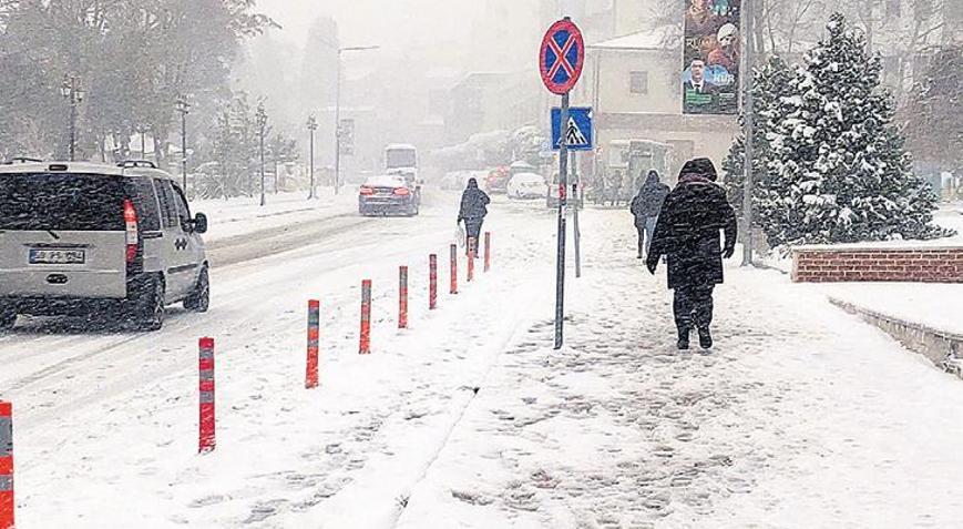 Kara kış zorluyor, bazı kentlerde eğitime ara