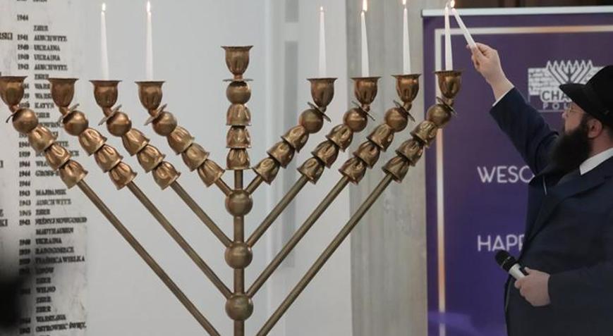 Hanuka mumlarını yangın tüpüyle söndüren milletvekilinin dokunulmazlığı kaldırıldı