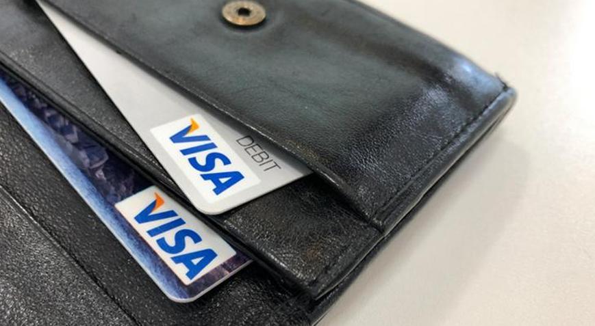 Visa tahminlerin üzerinde kar etti