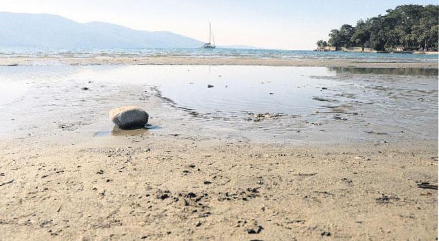 Akyaka’da deniz 10 metre çekildi