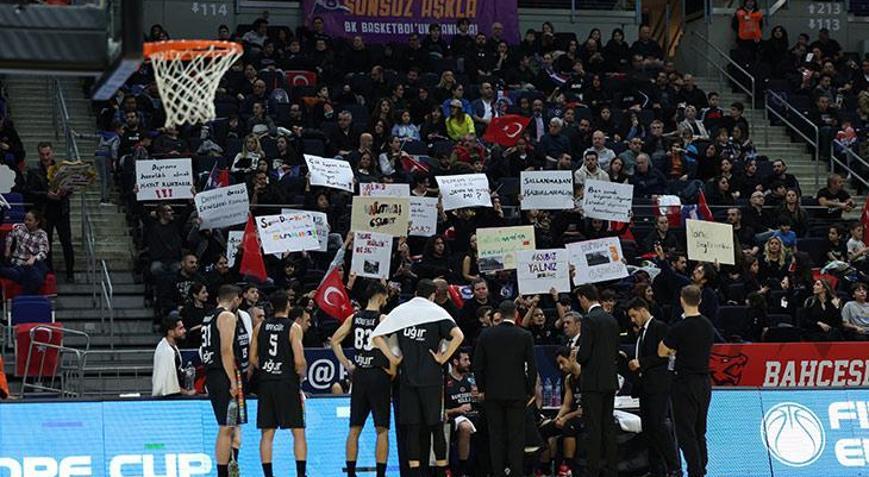 Bahçeşehir Kolejinden anlamlı pankart