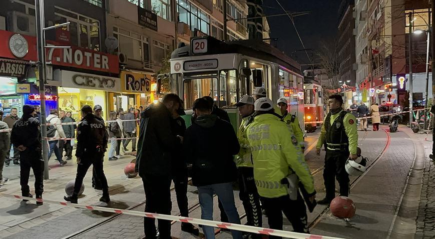 Kadıköyde korkunç olay 4 yaşındaki torununu kurtardı, tramvayın altında kalarak hayatını kaybetti