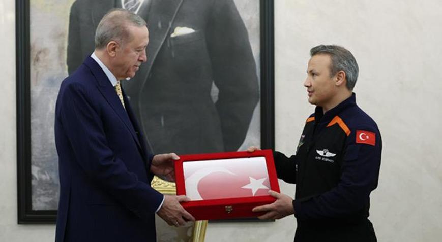 Cumhurbaşkanı Erdoğan, Alper Gezeravcıyı kabul etti