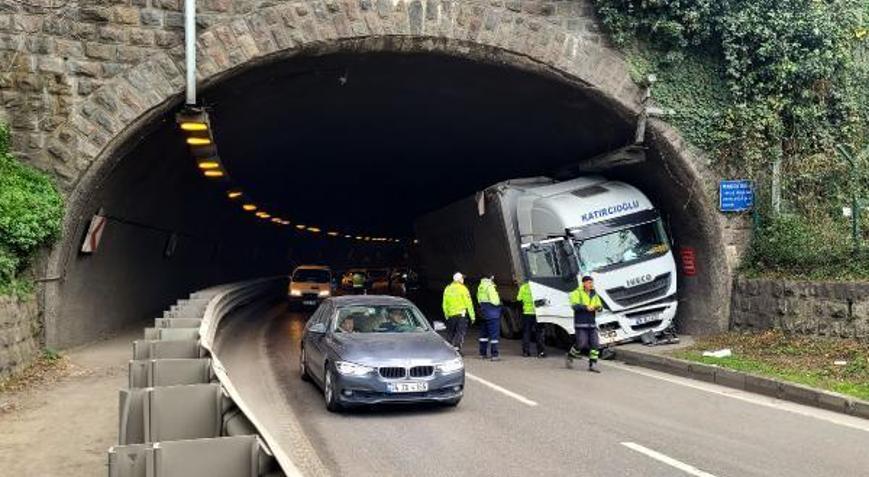 TIR tünel duvarına çarptı