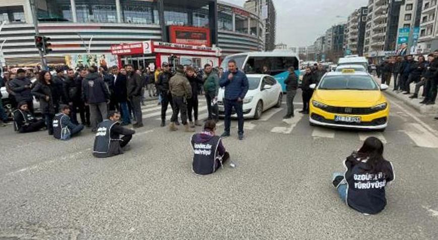 DEM Partili vekiller yol kapattı Diyarbakırda gözaltılar
