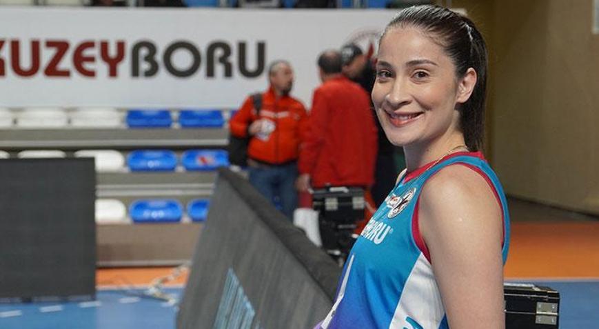 Kupa Voley maçında Tuğba Şenoğlunun sakatlığı korkuttu