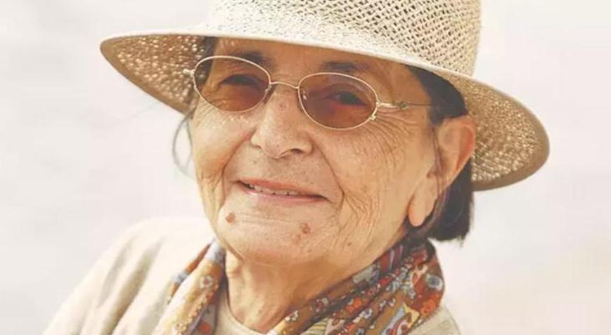 Bir şair: Gülten Akın kimdir