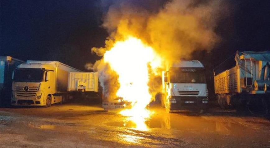 Bilecikte TIR yangını Park halindeyken alev alev yandı