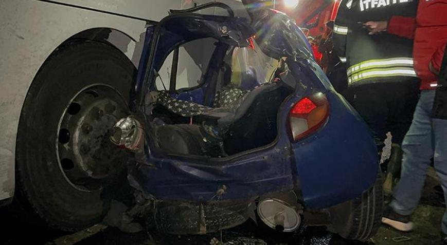 İzmir'de yolcu otobüsüyle çarpışan otomobil tanınmaz hale geldi: 4 yaralı -  Güncel Haberler Milliyet