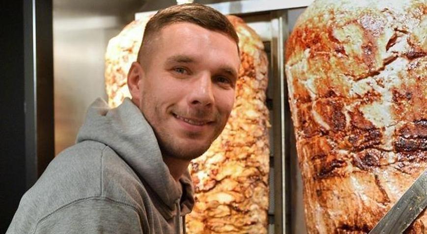Lukas Podolski köşeyi döndü İngilizler servetini açıkladı
