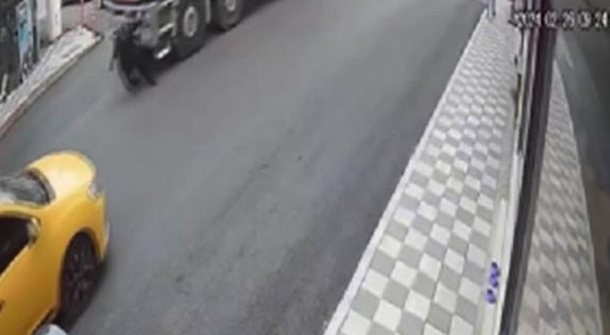 İzmirde feci ölüm Yolun karşısına geçmek isterken can verdi