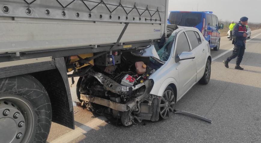 Otomobil, TIRa arkadan çarptı; sürücü ağır yaralı