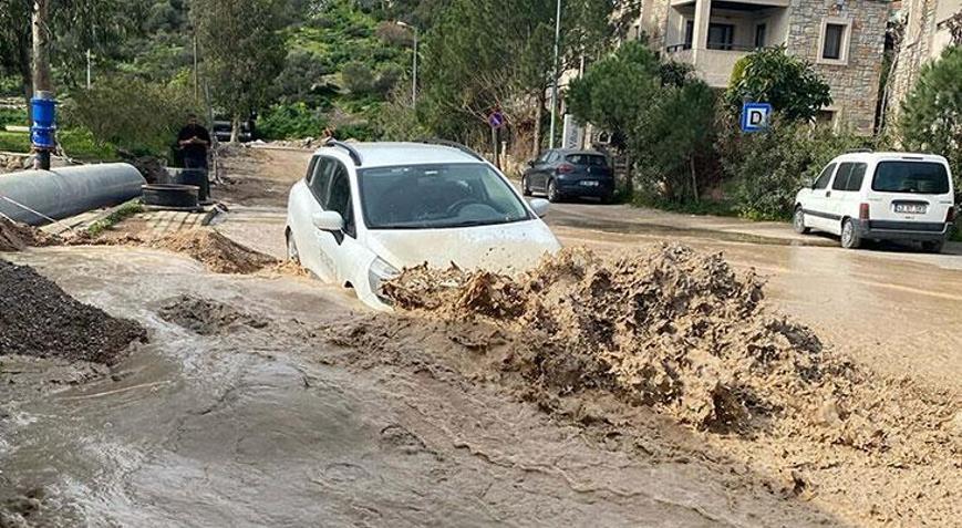 Bodrumda ana isale hattı patladı Bir araç çukura düştü