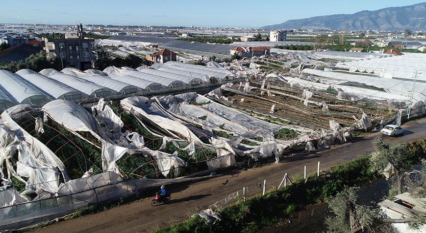 Antalyada sağanak ve hortum 6 kişi yaralandı, 1000 dönüm sera zarar gördü