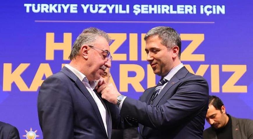 İstanbulda CHP’li 400 isim istifa ederek AK Parti’ye katıldı