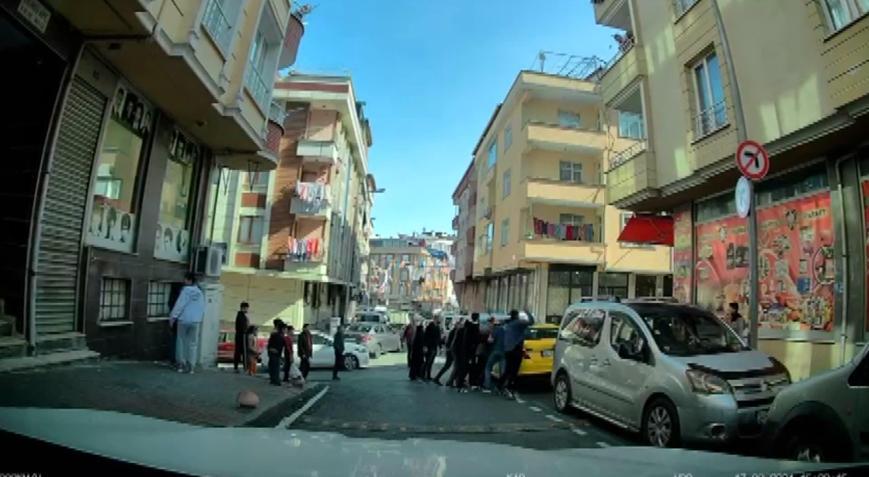 Gaziosmanpaşa’da yol verme tartışmasında taksinin camına yumruk atarak kırdı