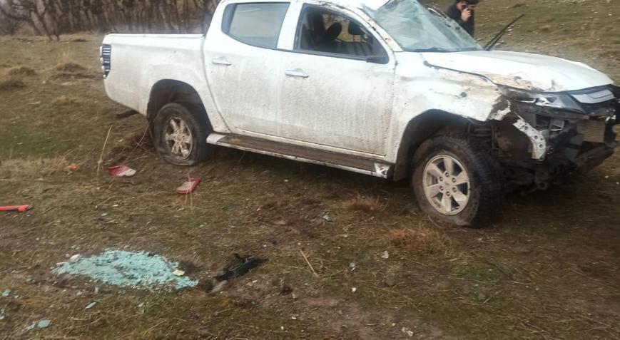 Siirtte enerji şirketine ait kamyonet devrildi: 3 yaralı