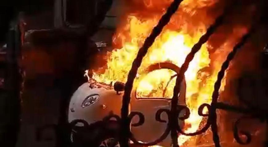 İstanbul - Sultanbeylide park halindeki elektrikli araç alev alev yandı