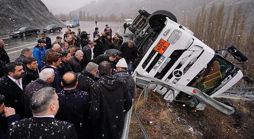 BBP lideri Desticiden yaralı şoföre yardım