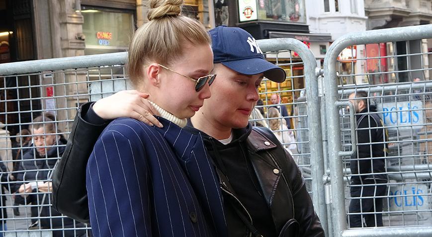 Tarifsiz acı İstanbul’daki Rus vatandaşlar konsolosluk binası önüne çiçek bıraktı