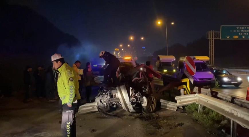Gaziosmanpaşa TEM Otoyolunda otomobil bariyerlere saplandı