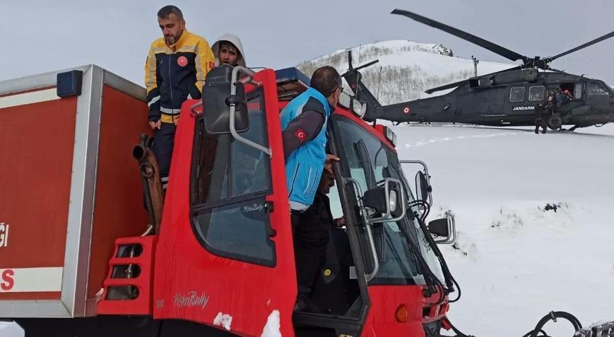 Bingöl’de dağda mahsur kalan 2 avcı, askeri helikopterle kurtarıldı