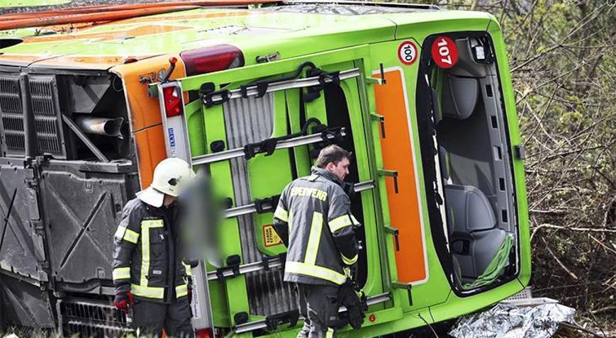 Almanyada otobüs devrildi: Ölü ve yaralılar var