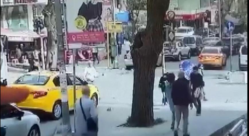 Güngörende taksiciyle yayanın kavgası kamerada