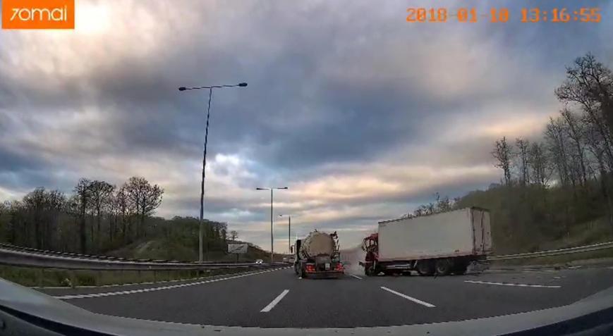 Pendik Kuzey Marmara Otoyolunda tanker ile kamyonun çarpıştığı anlar kamerada