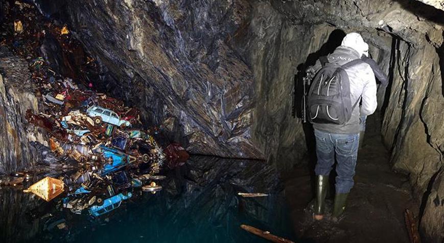 Üst üste yüzlerce otomobil var 20 metre inince 50 yıl geriye gidiyorlar