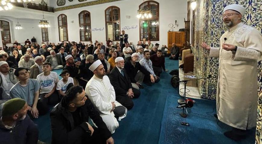 Diyanet İşleri Başkanı Erbaş, Ramazan ayının son teravih namazını Sakaryada kıldırdı