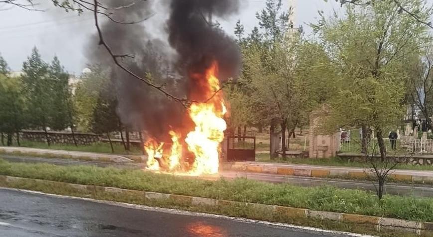 Mardinde mezarlık ziyaretine giden ailenin otomobili yandı