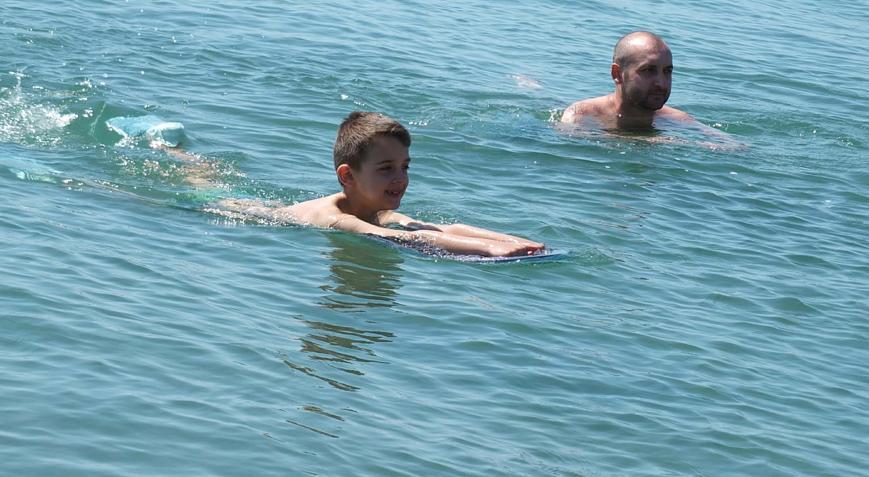 Burhaniye plajlarında bayram hareketliliği