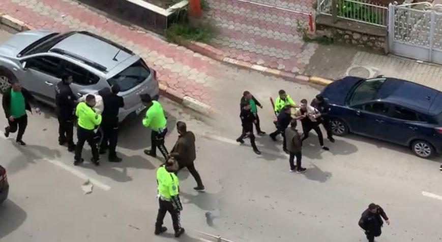 Ehliyetsiz ara� kullanan karde�ine ceza yazan polisi b��aklad�!