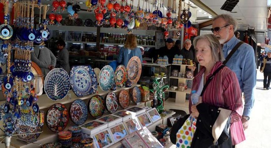 Kuşadası’nda kruvaziyer hareketliliği esnafı sevindirdi