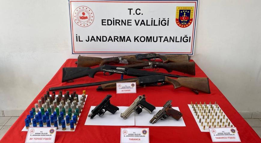 Edirne’de 2 evde çok sayıda silah ve mühimmat ele geçirildi; 2 gözaltı
