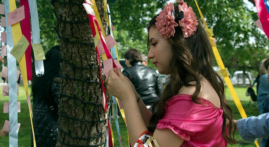 Kakava ve Hıdrellez heyecanı Dilekler tutulup ağaçlara asıldı