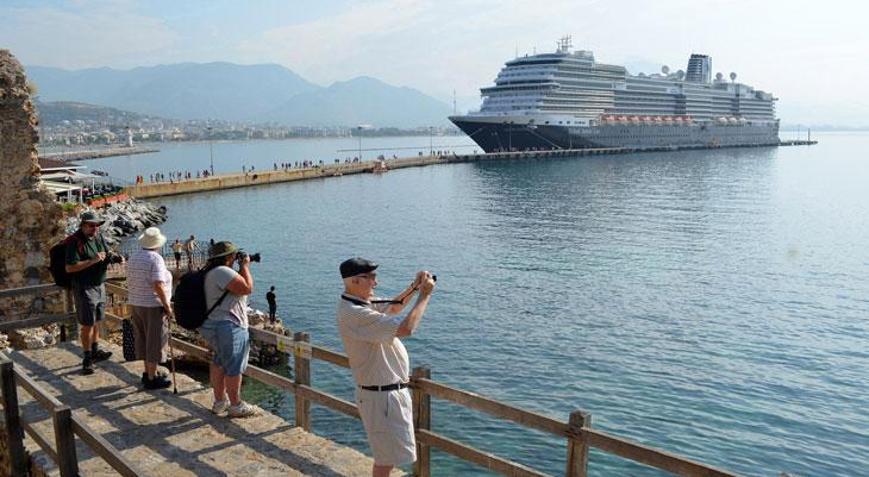 50 kruvaziyer gemiyle 61 bin yolcu geldi