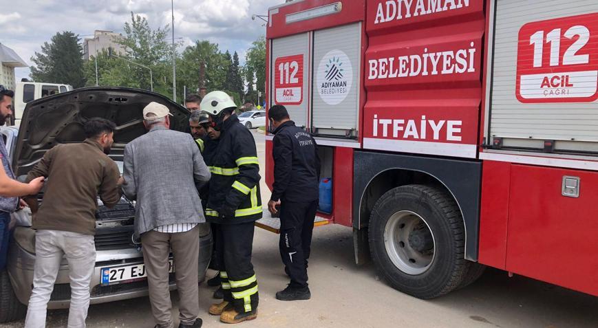 Adıyamanda seyir halindeyken alev alan otomobil yandı