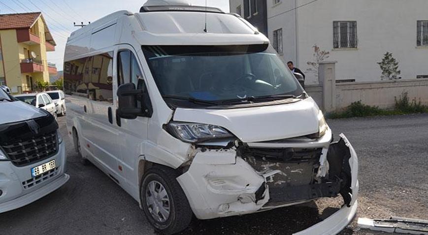 İşçi servis minibüsüyle otomobil çarpıştı Yaralılar var