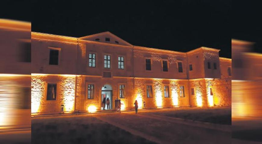 Cezaevi duvarları sinema perdesi