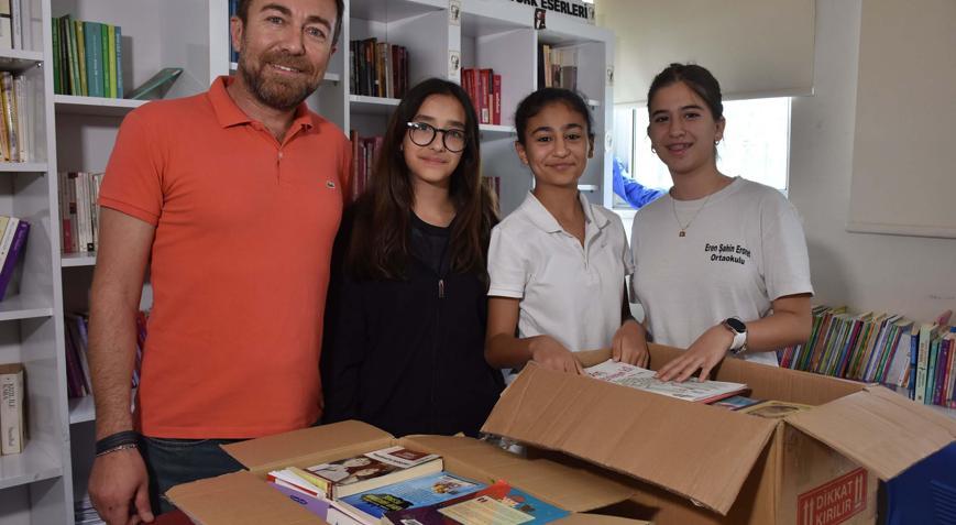 İzmirde ortaokul öğrencilerinden kardeş okula kitap bağışı