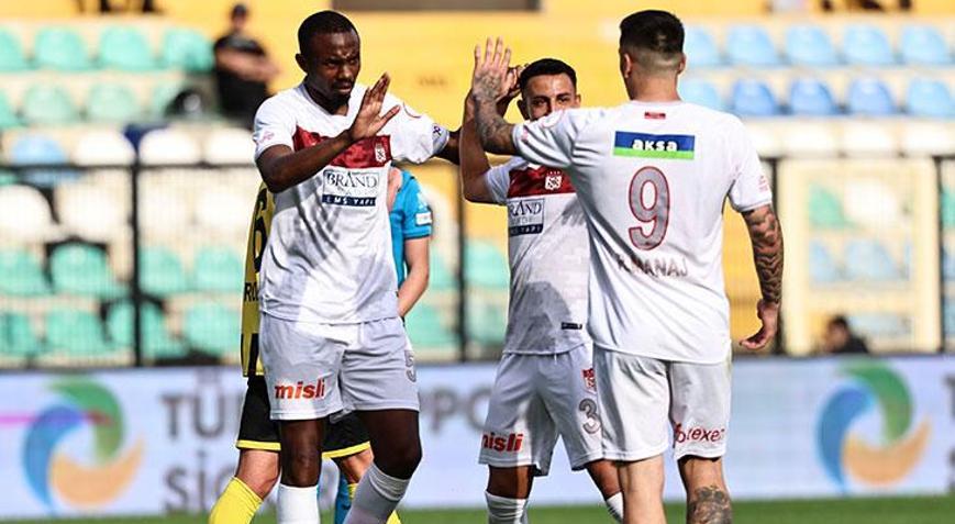 Sivasspor, İstanbulda 3 puanı 3 golle aldı